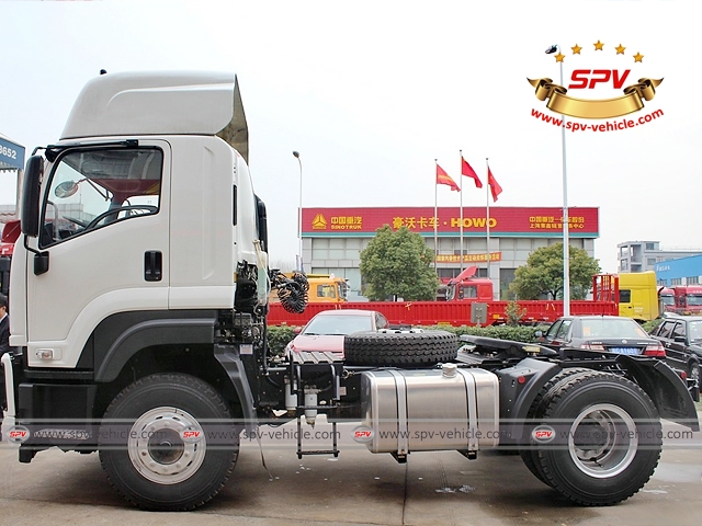 Side view of Tractor Head Truck ISUZU (350 HP)